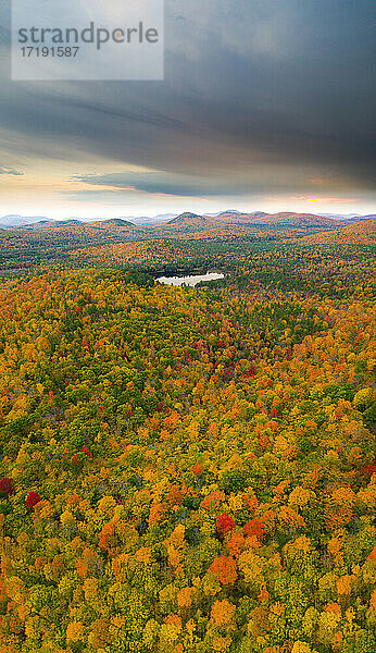 See im farbenfrohen Herbst Adirondack Wald von oben