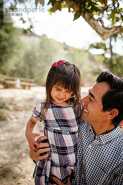Vater kitzelt junge Tochter im Park in San Diego