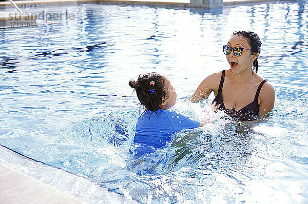 Mutter und Tochter haben Spaß im Schwimmbad