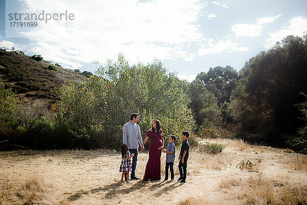 Fünfköpfige Familie auf einem Feld in San Diego