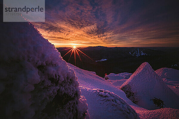 Sonnenspitzen über dem Horizont lebendiger Sonnenaufgang  White Mountains New Hampshire