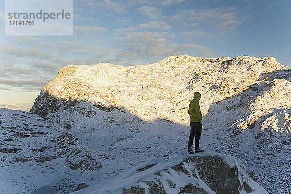 Ein Mann steht auf einem felsigen Bergrücken  British Columbia  Kanada.