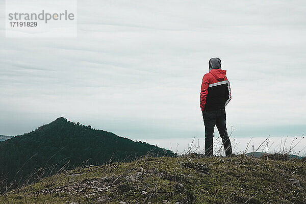 Mann beim Trekking in den Bergen in Bilbao  Spanien  Meditationsmoment