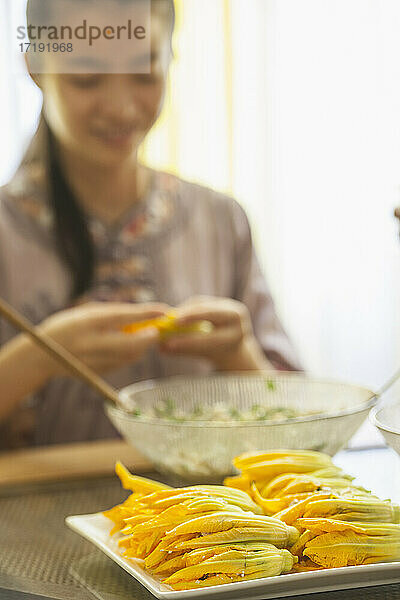Chinesische Frau bereitet traditionelles Essen zu