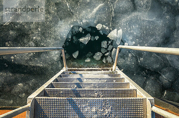 Blick über die gefrorenen Stufen einer Leiter in die Eisblöcke in Dänemark