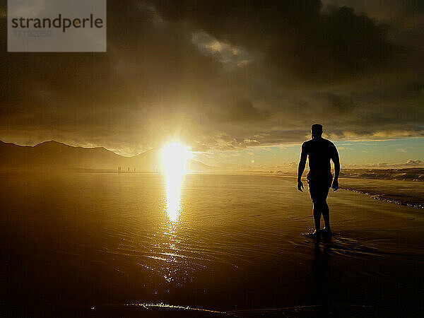 Silhouette eines Mannes am Strand von Cofete  Fuerteventura  Kanarische Insel  Spanien.