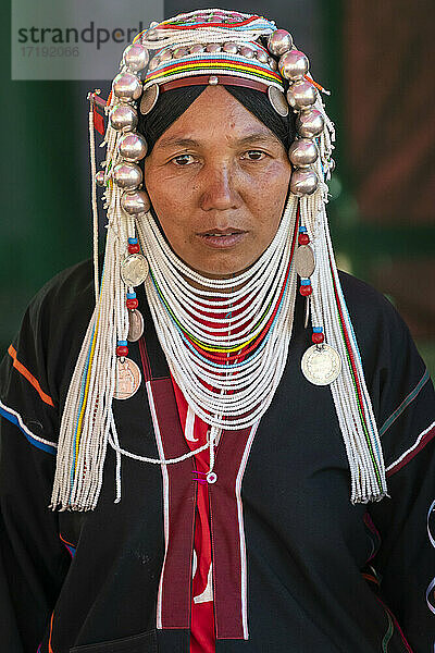 Porträt einer erwachsenen Frau vom Stamm der Akha in der Nähe von Kengtung  Myanmar
