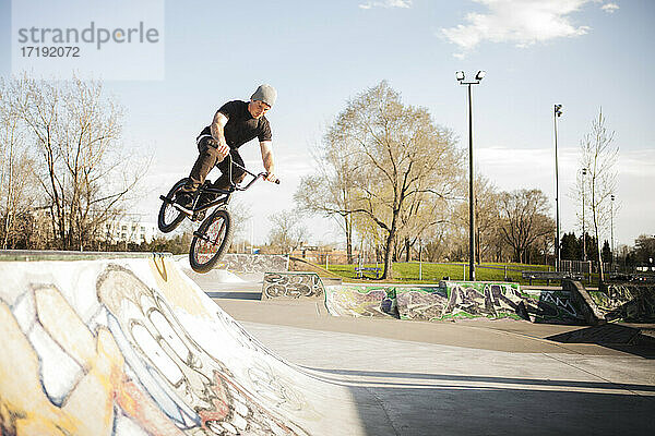 Bmx-Fahrer im Skatepark beim Springen