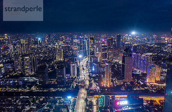 Aerial Nacht Stadtbild von Wolkenkratzern und mehrspurige Autobahn Verkehr in modernen Stadtzentrum von Jakarta  Indonesien Urban Stadtzentrum mit Hochhäusern in der Nacht