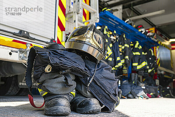 Feuerwehrausrüstung für die Arbeit im Notfall