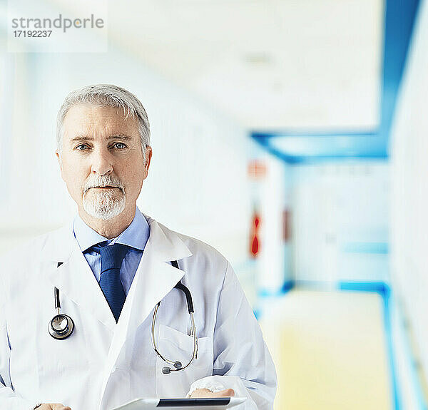 Arzt auf dem Krankenhausflur mit Tablette