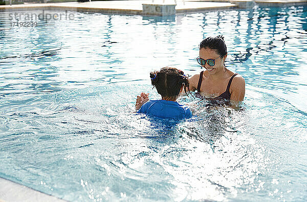 Mutter und Tochter haben Spaß im Schwimmbad