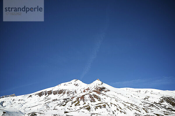 Schneebedeckte Berge in den Pyrenäen im Hecho-Tal in den spanischen Pyrenäen.