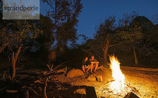 Reifes Paar genießt Lagerfeuer in Laos