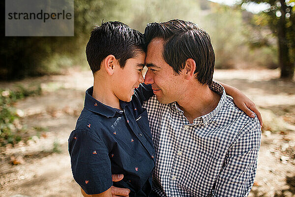 Vater und Sohn umarmen sich im Park in San Diego