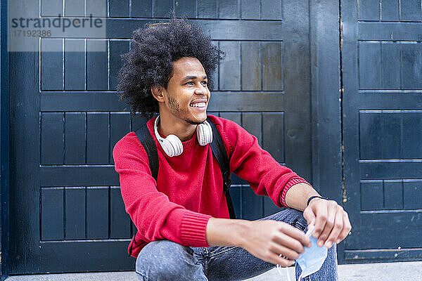 Porträt eines jungen Mannes mit Afro-Haar lächelnd