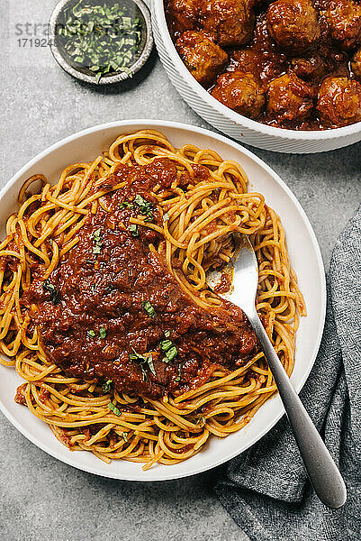 Spaghetti Marinara mit einer Beilage aus Fleischbällchen