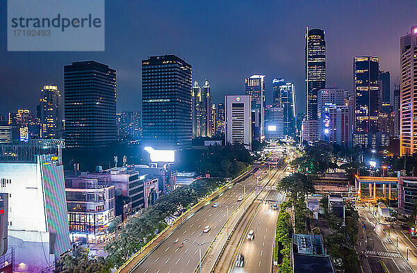 Blick auf schnellen nächtlichen Verkehr durch das moderne Stadtzentrum mit Wolkenkratzern in Jakarta  Indonesien Luftaufnahme einer mehrspurigen Autobahn durch die Stadt