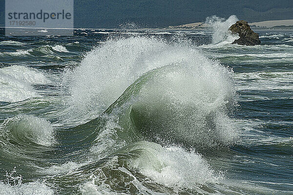 Krachende Wellen an der Küste von Oregon