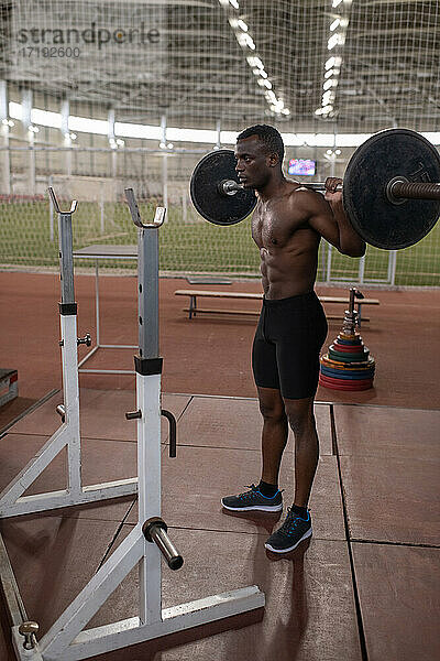 Afroamerikanischer Sportler beim Training mit einer Langhantel