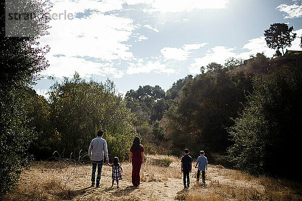 Fünfköpfige Familie beim Spaziergang in einem Feld in San Diego