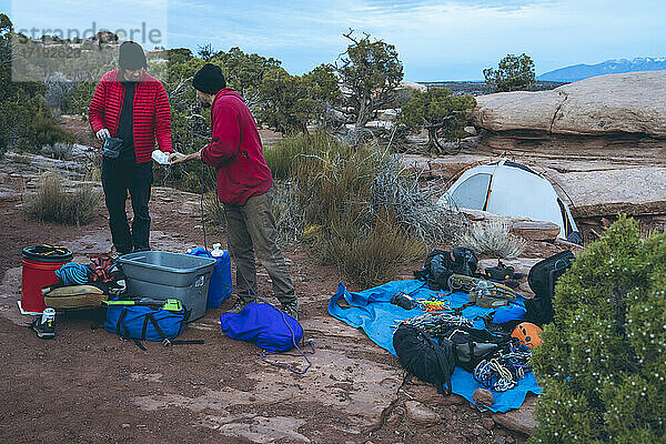 Männliche Freunde mit verschiedener Kletter- und Wanderausrüstung im Canyonlands National Park