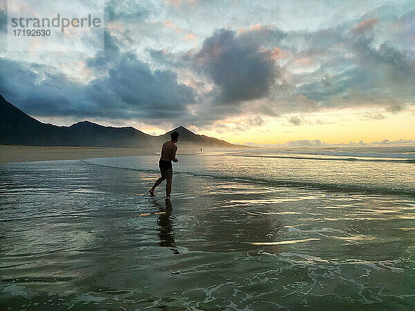 Mann Silhouette in Cofete Strand  Fuerteventura  Kanarische Insel