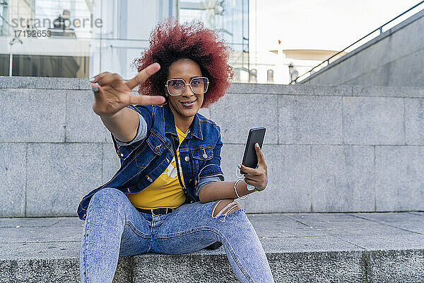Selfie einer Frau mit Afro-Haar und Kopfhörern