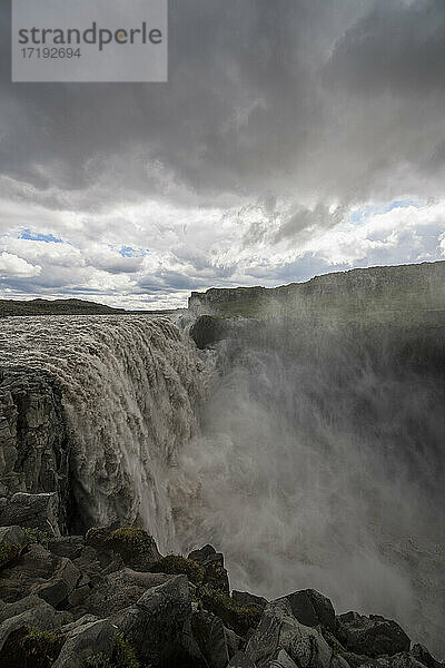 der mächtige Wasserfall Dettifoss in Nordisland