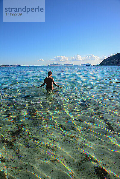 Junge Frau an einem paradiesischen Strand von Mallorca
