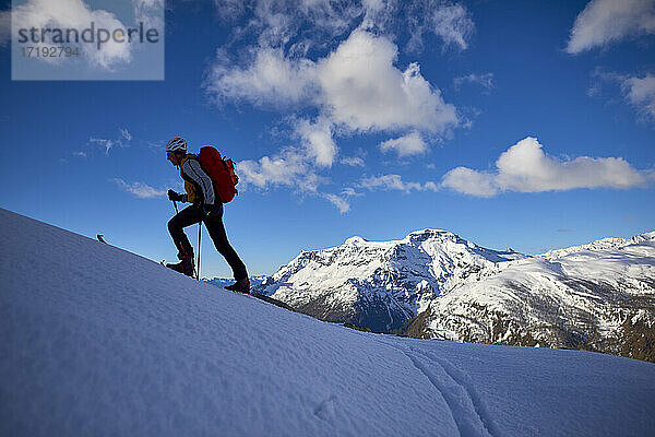 Shilouette eines Mannes beim Skitourengehen in den Alpen  Alpe Devero  Italien.