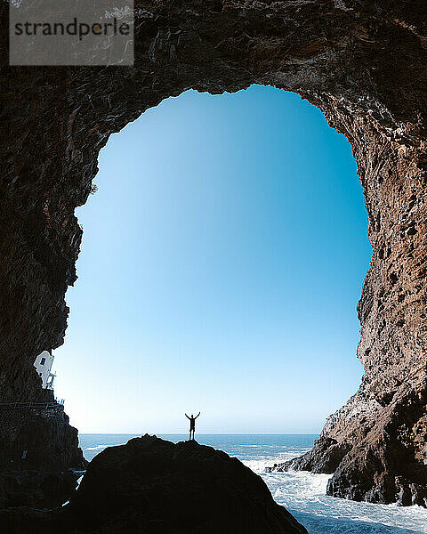 Silhouette eines Mannes in einer großen natürlichen Höhle