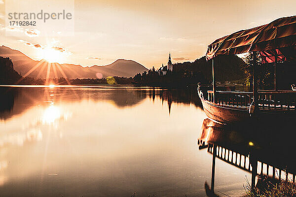 Boot auf dem Bleder See bei Sonnenaufgang
