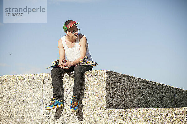 Skateboarder im Freien an einem sonnigen Tag