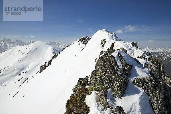 Schneebedeckte Berge in den Pyrenäen im Canfranc-Tal in den spanischen Pyrenäen.