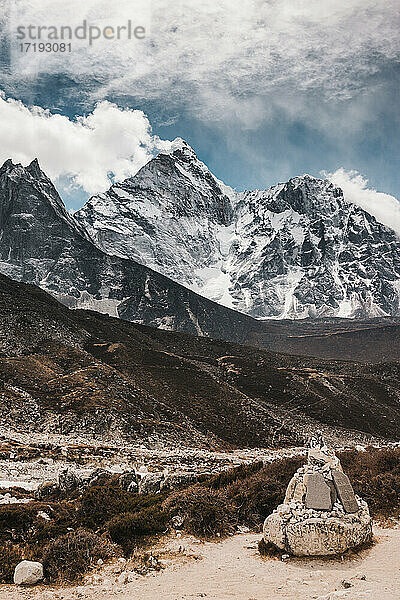 Blick auf einen schneebedeckten Berg  Himalaya  Nepal
