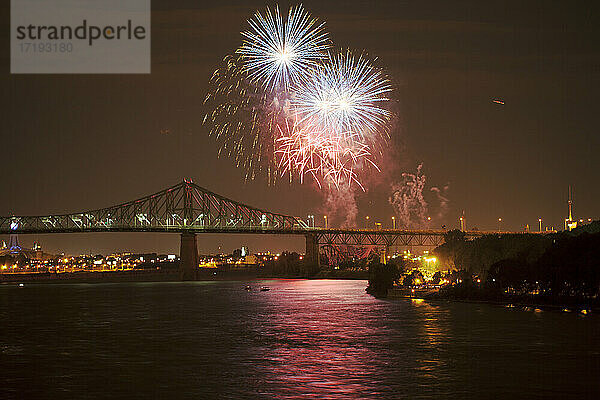 Feuerwerk über einer Brücke in einer kanadischen Stadt