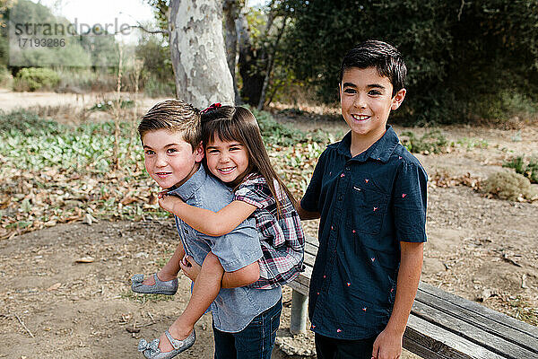 Drei Geschwister lächeln für die Kamera in San Diego