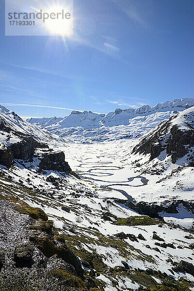 Schneebedeckte Berge in den Pyrenäen im Hecho-Tal in den spanischen Pyrenäen.