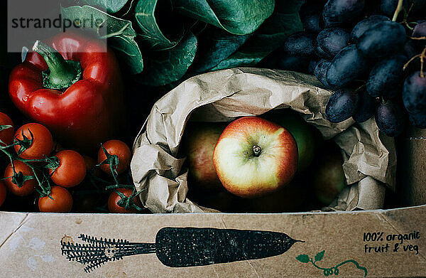 frisches Bio-Obst und -Gemüse in einer wiederverwendbaren Kiste  frisch geerntet