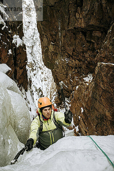 Mann mit Eishelm besteigt Berg in den White Mountains  New Hampshire