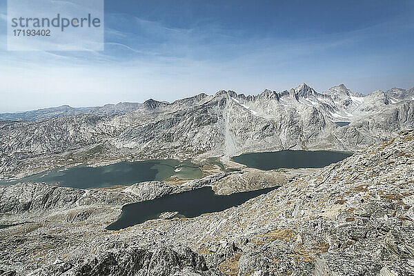 Blick auf eine schöne Landschaft gegen den Himmel