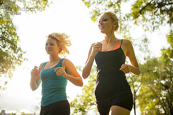 Zwei Frauen joggen zusammen im Park