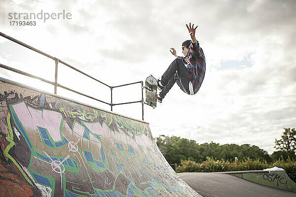 Skateboarder im Skatepark auf der Rampe