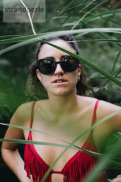 Junges Mädchen mit Sonnenbrille in der Natur