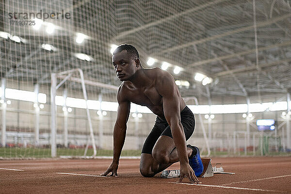Afroamerikanische Läuferin bereit zum Sprint