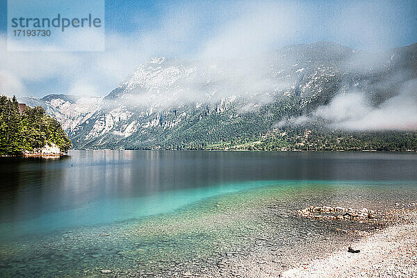 Schöne Aussicht auf einen See mit Bergen in Slowenien.