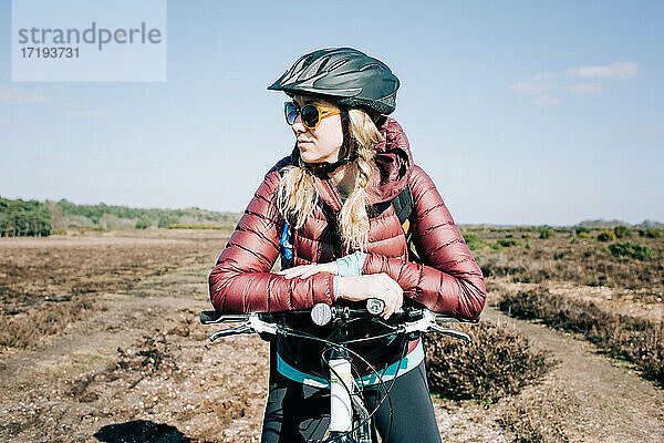 Frau genießt die Sonne beim Mountainbiken im Vereinigten Königreich