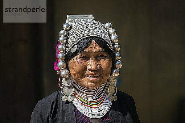 Porträt einer lächelnden erwachsenen Frau vom Stamm der Akha in der Nähe von Kengtung  Myanmar