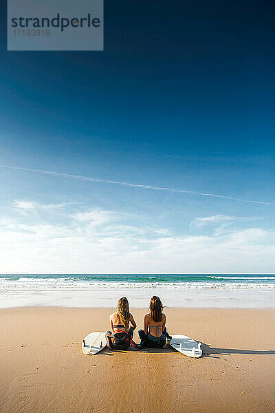 Zwei Surferinnen am Strand
